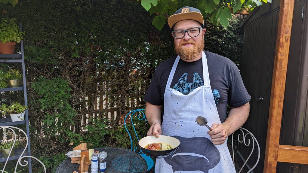 Florian Michel aus Hinwil kocht seine Gerstensuppe