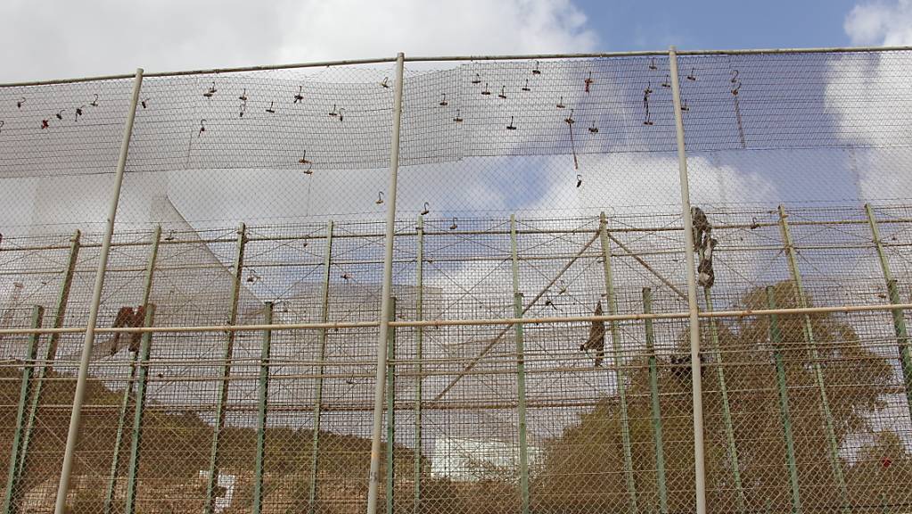 Nach einem Migranten-Ansturm hängen Kleiderfetzen am Grenzzaun von Melilla.