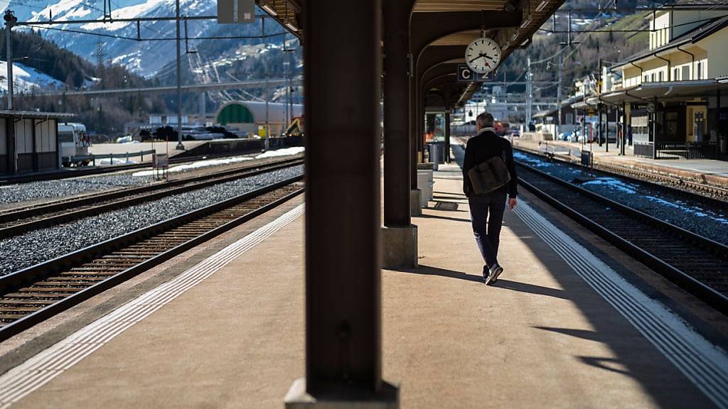 Die SBB müssen an rund 200 kleineren Bahnhöfen in der ganzen Schweiz wegen Konstruktionsfehlern die Perrondächer ersetzen. (Archivbild)