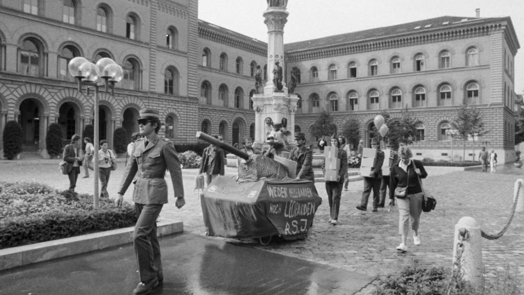 Am 13. September 1986 werden in der Bundeskanzlei im Bundeshaus in Bern die Unterschriften der Initiative «Für eine Schweiz ohne Armee und für eine umfassende Friedenspolitik» der «Gruppe für eine Schweiz ohne Armee» (GSoA) eingereicht. Dabei fährt sogar ein selbstgebastelter Panzer aus Karton vor.