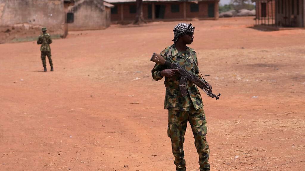 ARCHIV - Nigerianische Soldaten patrouillieren an der LEA Primary and Secondary School Kuriga, wo Schüler entführt wurden, in Kuriga, Kaduna Nigeria. Wenige Tage nach der Entführung von fast 300 Schulkindern im westafrikanischen Nigeria sind erneut Dutzende Menschen verschleppt worden. Foto: Sunday Alamba/AP/dpa