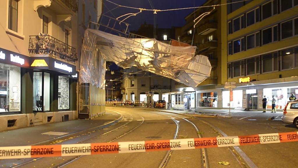 Heftige Gewitterfront: Baugerüst stürzt in Zürich auf Tram-Fahrleitung