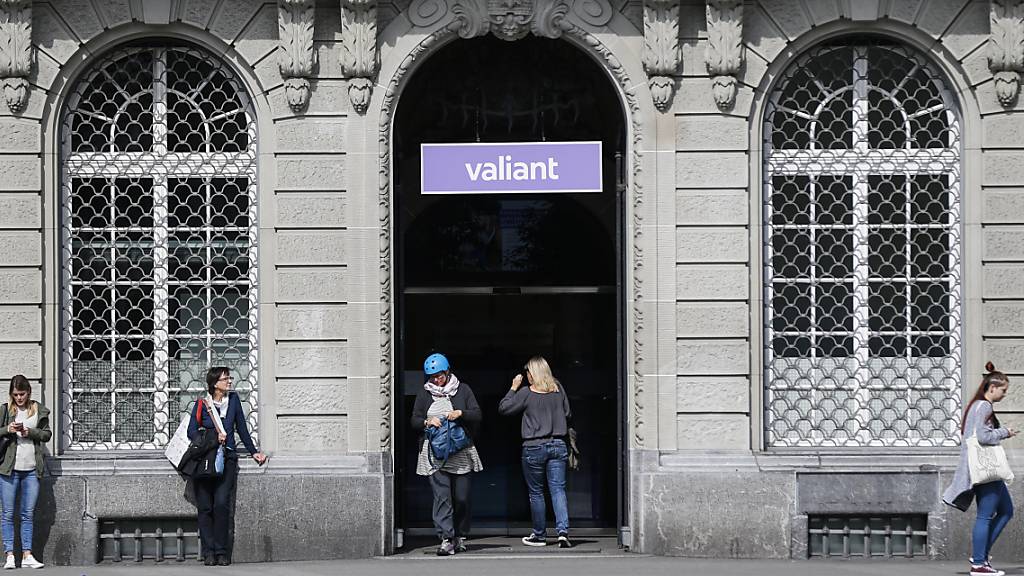 Der Eingang und das Logo der Valiant Bank bei der Filiale auf dem Bundesplatz. Im Zuge der Expansionsstrategie bis 2024 will das Geldhaus 14 neue Filialen eröffnen.