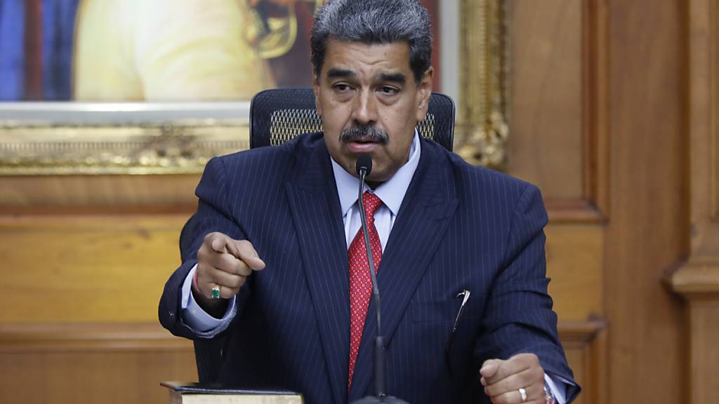 Der venezolanische Präsident Nicolás Maduro spricht auf einer Pressekonferenz im Präsidentenpalast. Foto: Jeampier Arguinzones/dpa
