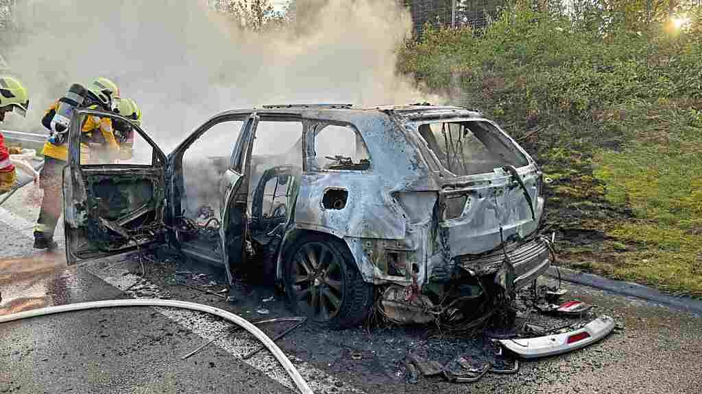 Brennendes Auto auf der Autobahn A7 bei Wäldi TG