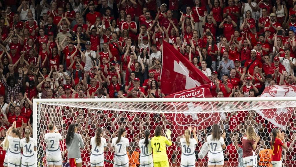 Die Schweizerinnen werden nach dem Ausscheiden an der Heim-EM von den Fans gefeiert