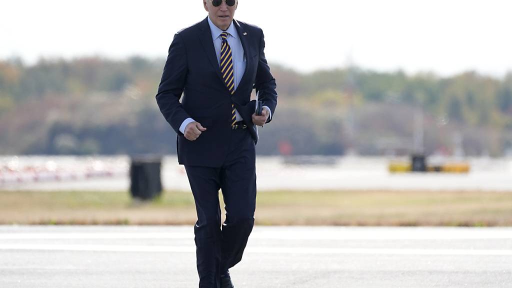 dpatopbilder - US-Präsident Joe Biden geht auf dem Philadelphia International Airport zu einem Gespräch mit Reportern. Foto: Manuel Balce Ceneta/AP/dpa