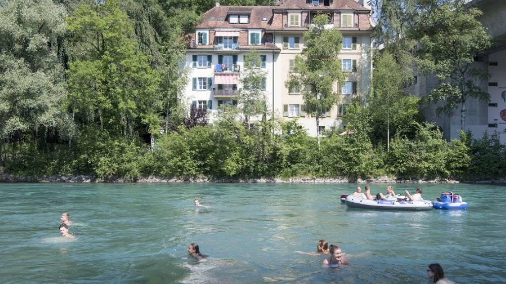 In der Aare schwimmen und dabei die Stadtkulisse Berns bewundern: Diese lebendige Tradition zählt neu zum immateriellen Kulturerbe der Schweiz. (Archivbild)