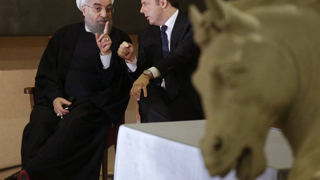 Irans Präsident Ruhani (l) und Italiens Regierungschef Renzi im Gespräch