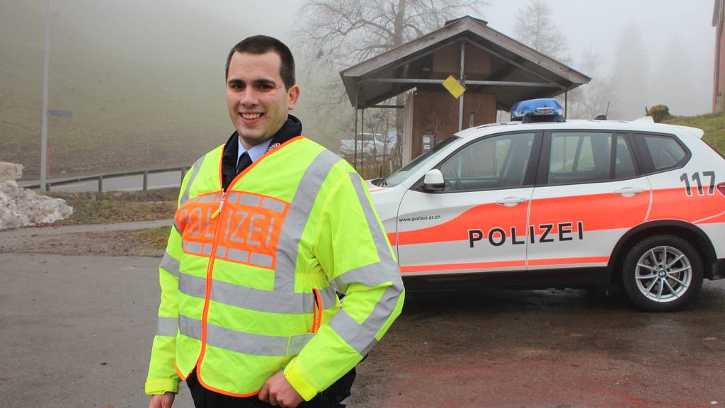 In Deutscher Uniform unterwegs: Tobias Kalmbach aus Tuttlingen ist Praktikant bei der Kantonspolizei Appenzell Ausserrhoden.