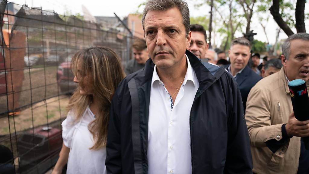 Sergio Massa kommt in einem Wahllokal in Buenos Aires an, um seine Stimme abzugeben. Foto: Franco Fafasuli/dpa