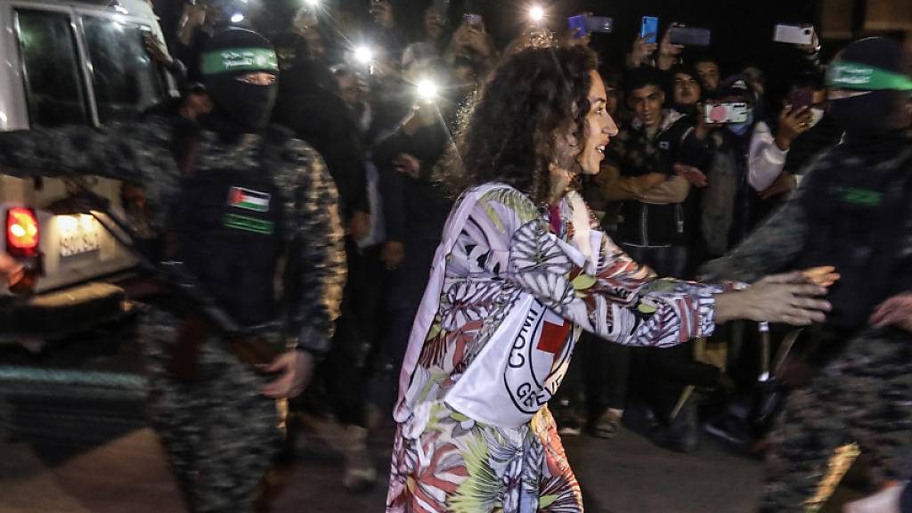 Kämpfer der Hamas und des Islamischen Dschihad übergeben dem Roten Kreuz in Rafah freigelassene Geiseln. Foto: Stringer/dpa