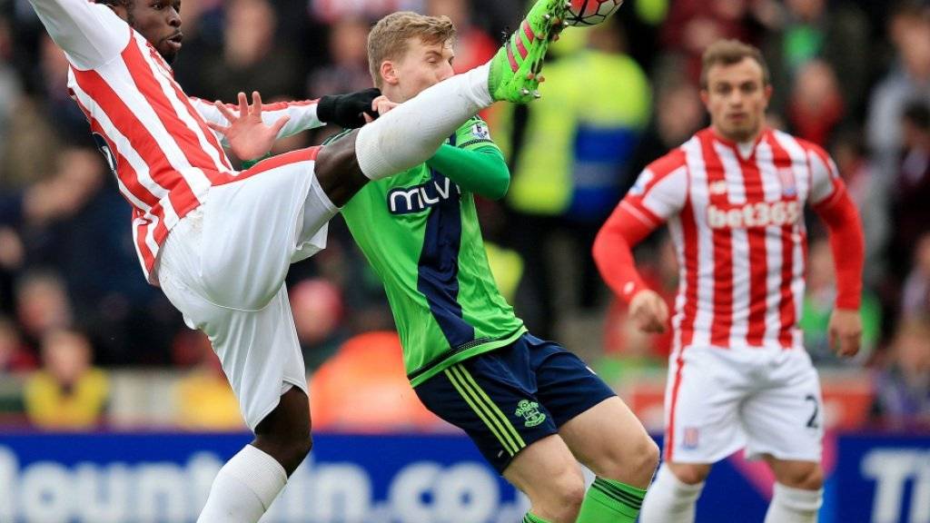 Xherdan Shaqiri (hinten rechts) beobachtet einen Zweikampf im Spiel Stoke - Southampton. Später schied er verletzt aus