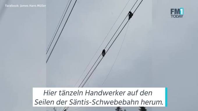 Hier tänzeln Bauarbeiter auf der Säntis-Schwebebahn herum