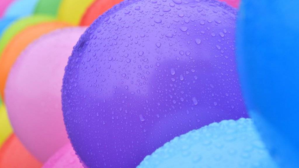 Bunte Luftballons mit Regentropfen - laut Forschern sind Ballons oder Ballonteile der tödlichste Müll im Meer. (Symbolbild)