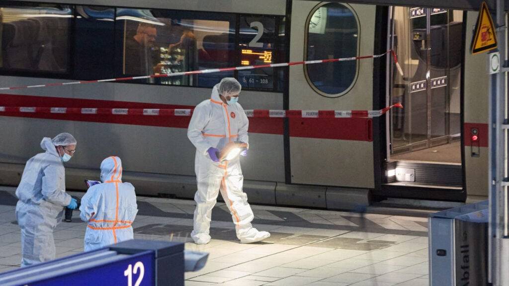 Spurensicherung im Einsatz nahe des Tatorts. Bei einem Messerangriff im Hamburger Hauptbahnhof sind mehrere Menschen schwer verletzt worden. Das berichteten Augenzeugen. Foto: Georg Wendt/dpa