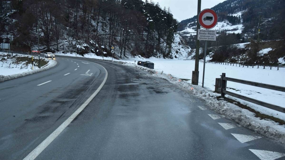 Zwischen Chur und Bonaduz hat sich ein Auto überschlagen: Die Kapo Graubünden klärt derzeit ab, wieso.