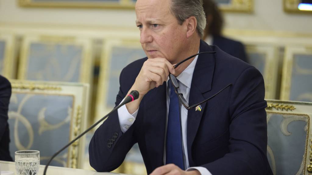 HANDOUT - Der Ex-Premier David Cameron darf sich künftig Lord Cameron of Chipping Norton nennen. Foto: Uncredited/Ukrainian Presidential Press Office/AP/dpa - ACHTUNG: Nur zur redaktionellen Verwendung im Zusammenhang mit der aktuellen Berichterstattung und nur mit vollständiger Nennung des vorstehenden Credits