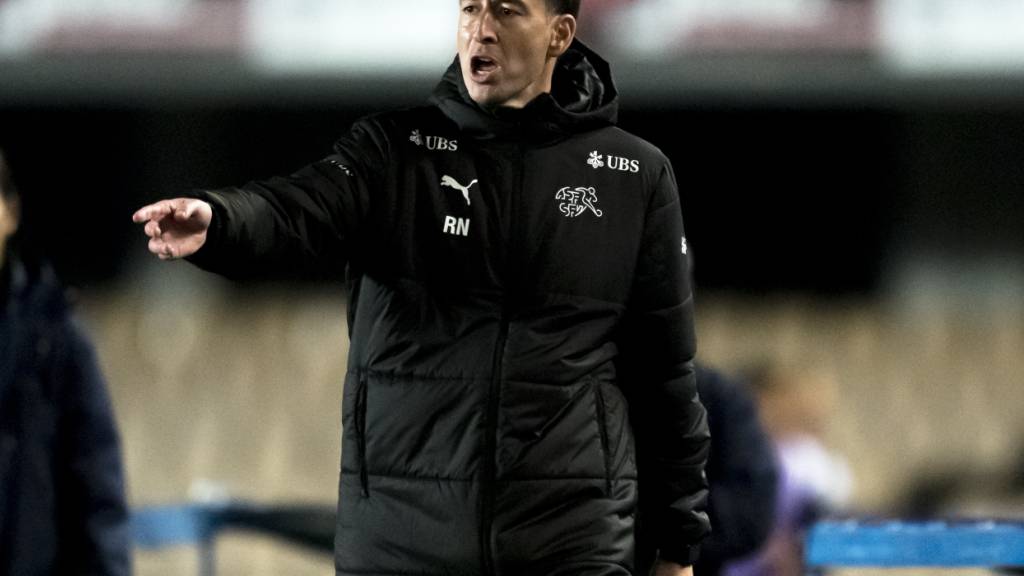 Das Schweizer Frauen-Nationalteam mit Trainer Rafel Navarro (Bild) liegt im neuen FIFA-Ranking auf Platz 25