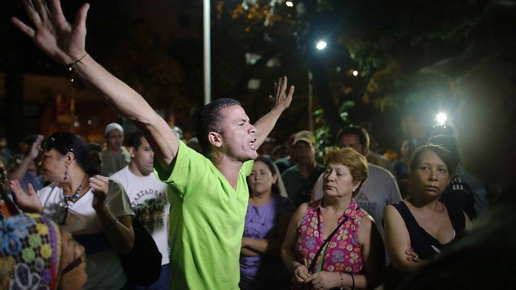 Feiern schon vor der Bekanntgabe der Ergebnisse: Anhänger der siegreichen Opposition in Venezuela nach den Parlamentswahlen.