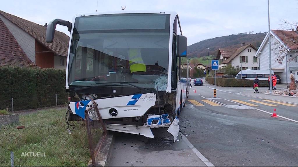 Linienbus kollidiert mit Auto in Erlinsbach SO