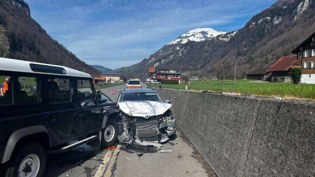 Ein 77-jähriger Autofahrer verursachte in Wolfenschiessen NW eine Frontalkollision. Drei Personen wurden verletzt.