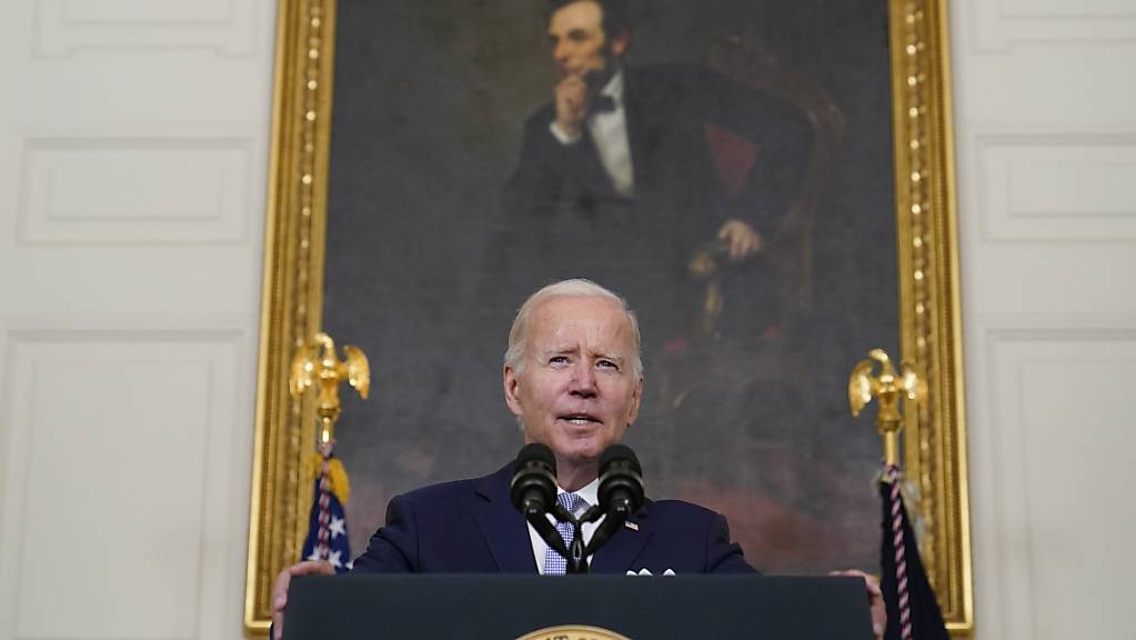 Joe Biden, Präsident der USA, spricht über den «Inflation Reduction Act of 2022» im State Dining Room des Weißen Hauses. Foto: Susan Walsh/AP/dpa