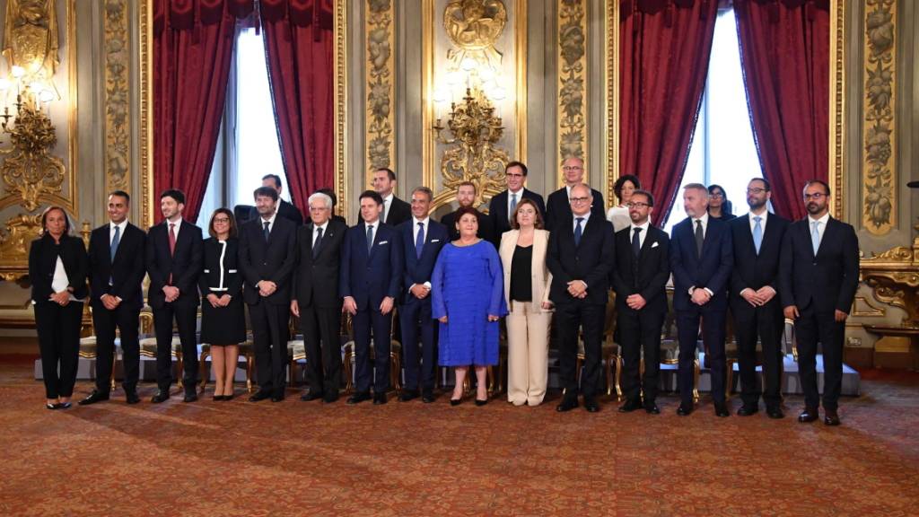 Die neue italienische Regierung aus Fünf-Sterne-Bewegung und Sozialdemokraten ist vereidigt worden.