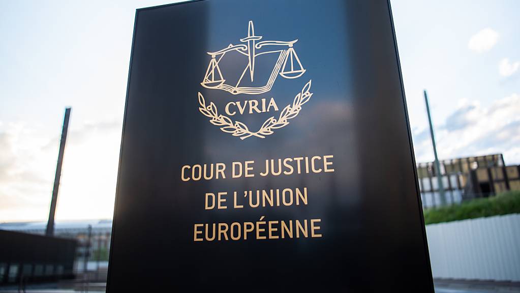 Ein Schild mit der Aufschrift «Cour de Justice de l'Union Europeene» steht vor dem Europäischen Gerichtshof im Europaviertel.