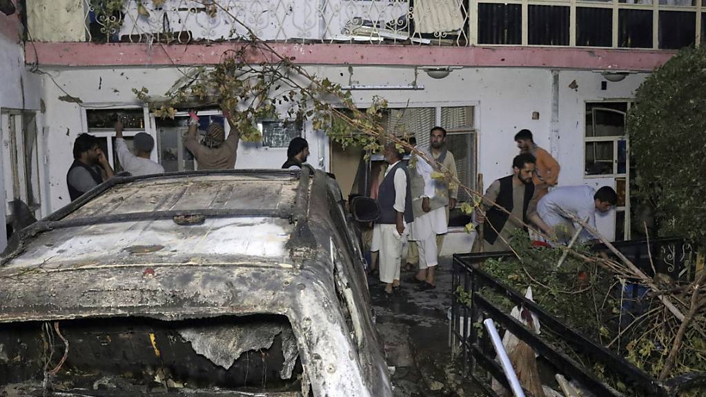 ARCHIV - Auf dem Bild vom Sonntag, 29. August 2021, sind die Schäden an einem Haus nach dem US-Drohnenangriff in Kabul zu sehen. Die Verantwortlichen für den Angriff, bei dem zehn Zivilisten getötet wurden, müssen nicht mit einer Bestrafung rechnen. Das geht aus einem aktuellen Untersuchungsbericht hervor. Foto: Khwaja Tawfiq Sediqi/AP/dpa
