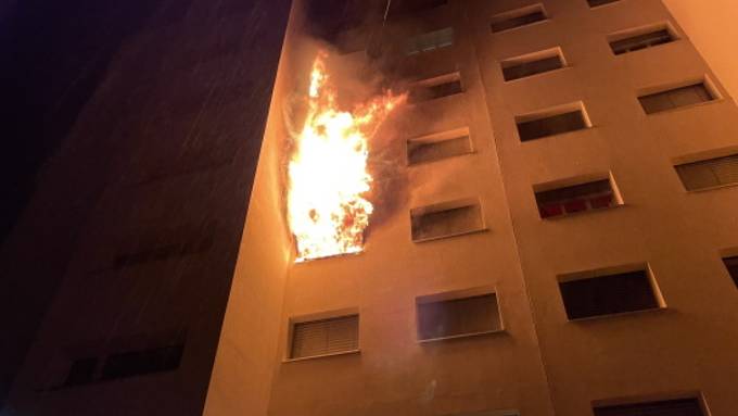 Wegen Brand in Wohnung: 60 Personen aus Haus evakuiert