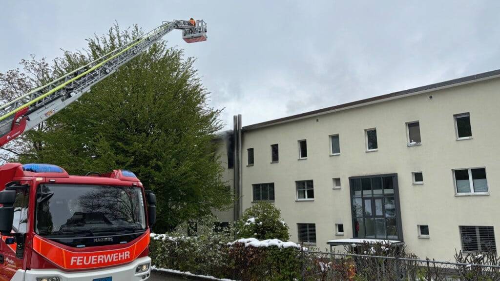Der Brand war in einer Wohnung im obersten Stock eines Mehrfamilienhauses an der Iddastrasse ausgebrochen.