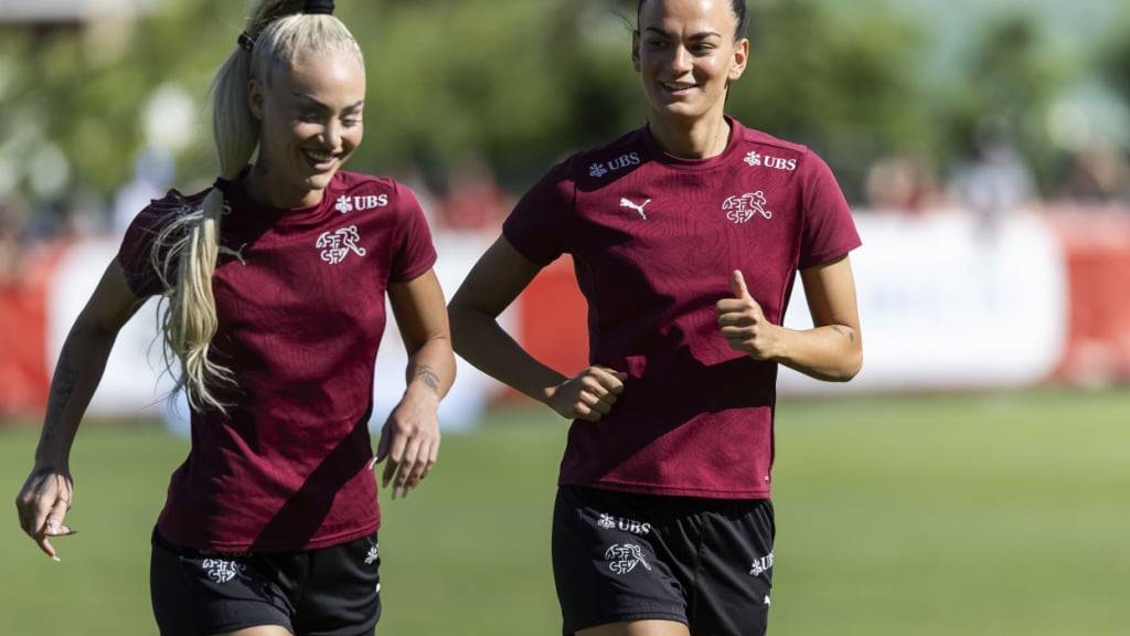 Riola Xhemaili (rechts) ist zurück im Natioalteam