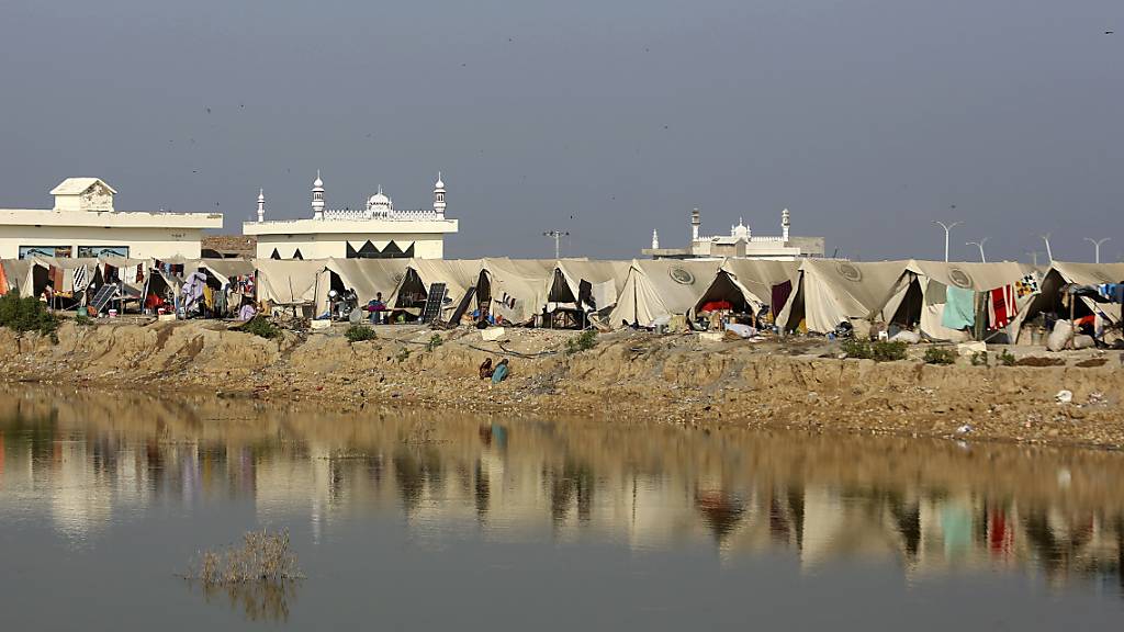 Über ein Drittel der Fläche von Pakistan wurde im August des letzten Jahres überflutet. Hier ein Flüchtlingslager in Jaffarabad. (Archivbild)