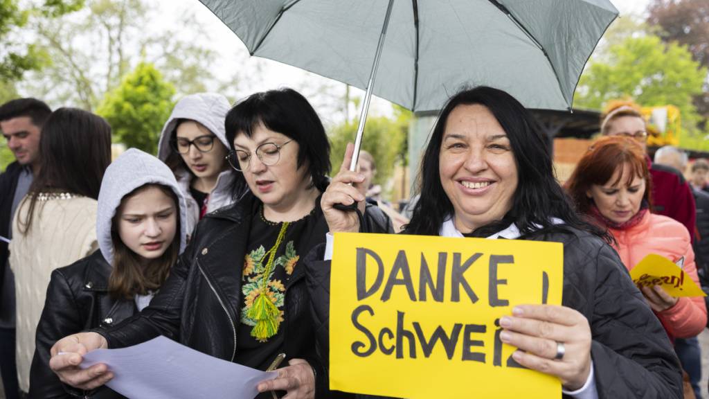 Das war vor viereinhalb Jahren: Flüchtlinge aus der Ukraine singen die ukrainische Nationalhymne bei der Pflanzung einer Friedenslinde als Zeichen für den Frieden und der Solidarität mit der Ukraine in Bern. (Archivbild)