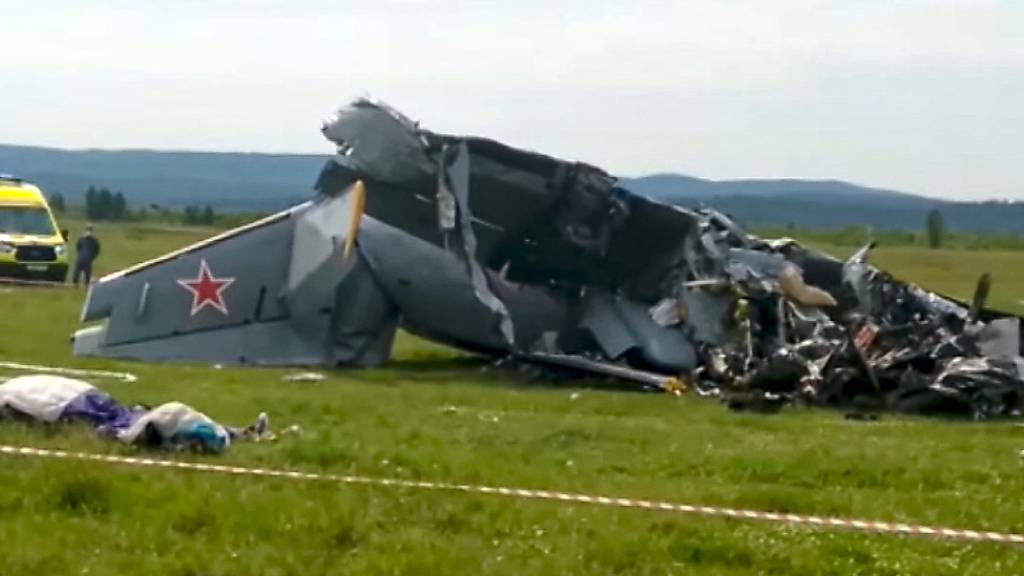 Die Trümmer eines abgestürzten zweimotorigen Flugzeugs vom Typ L-410 liegen innerhalb eines abgesperrten Bereichs.