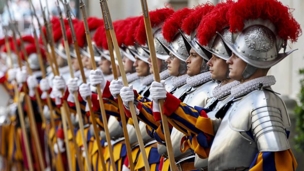 Neue Schweizergardisten nehmen am 6. Mai 2018 an der Vereidigung im Vatikan teil. (Archivbild)