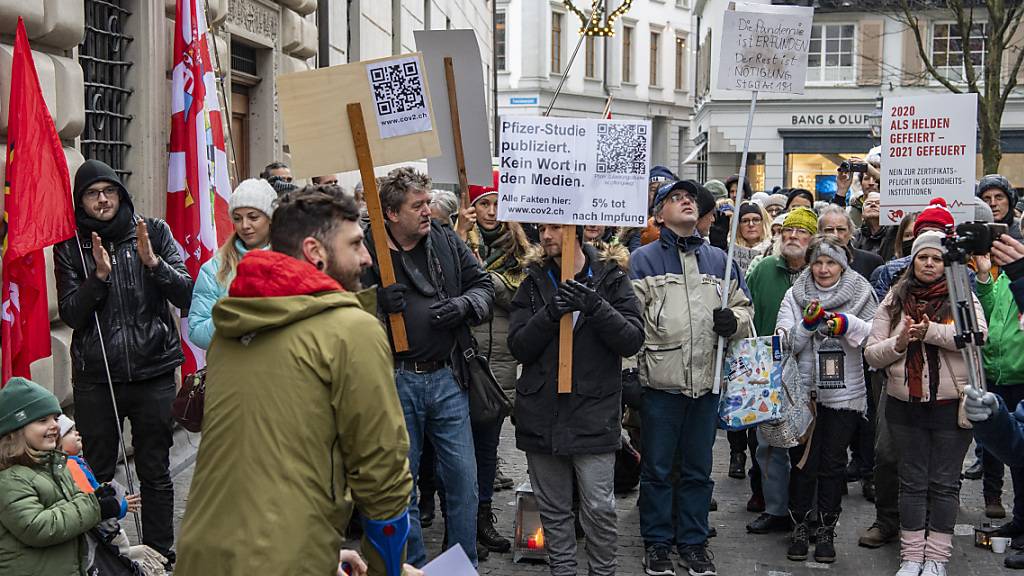 Gegen 200 Corona-Massnahmenkritiker demonstrieren in Luzern gegen die Zertifikatspflicht in Spitälern und Heimen.