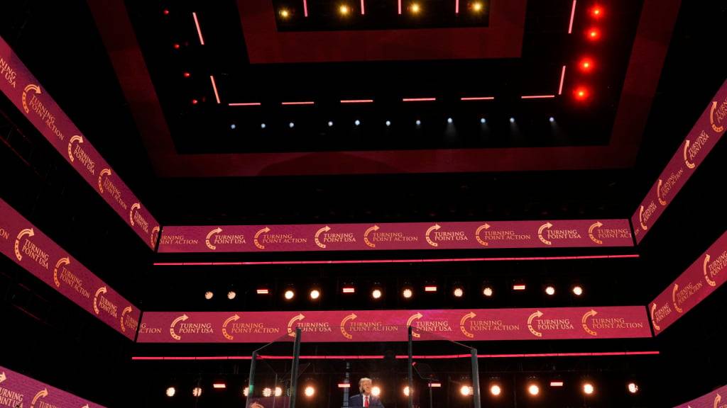 US-Präsident Donald Trump (M) spricht bei der Trauerfeier für den rechtskonservativen Aktivisten Charlie Kirk im State Farm Stadium. Foto: Julia Demaree Nikhinson/AP/dpa