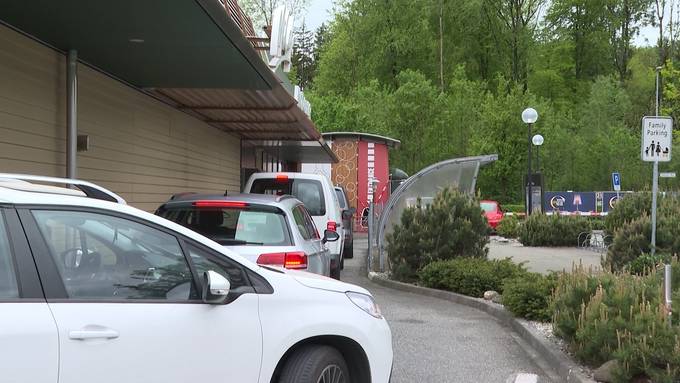 Run auf McDrive verursacht Riesen-Stau