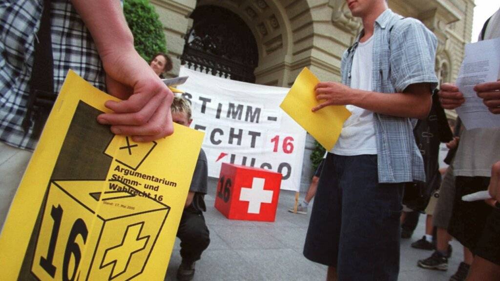 Das Anliegen, das Stimmrechtsalter auf 16 zu senken, ist alt, wie diese Aktion von 2000 vor dem Bundeshaus in Bern zeigt. (Archivaufnahme)