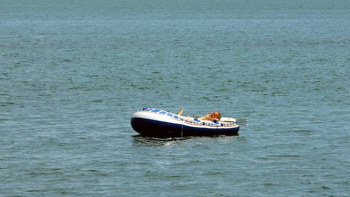 Wasserpolizei rettet Schlauchbootfahrer