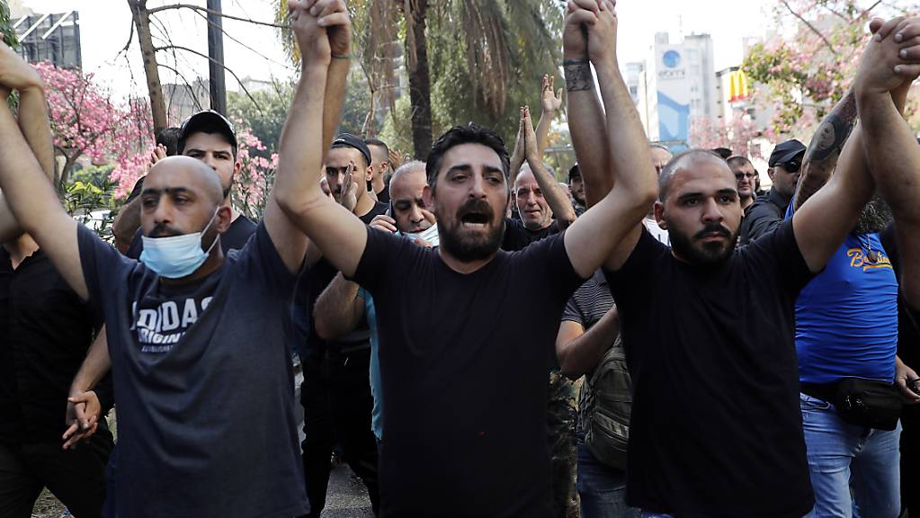 Bei Protesten in Beirut ist es zu einem Zusammenstoß von Demonstranten und Sicherheitskräften gekommen, bei denen es Tote und Verletzte gab. Foto: Hussein Malla/AP/dpa