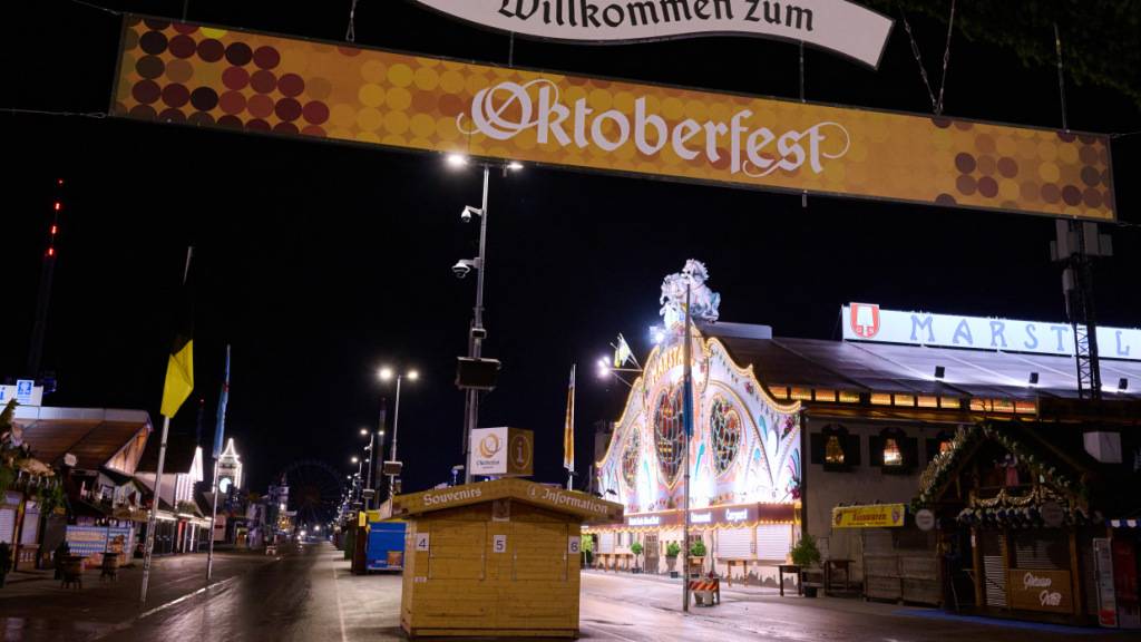 Der Schriftzug «Willkommen zum Oktoberfest» ist in den frühen Morgenstunden am Haupteingang zu sehen. Die 191. Wiesn findet vom 19. September bis zum 04. Oktober 2026 auf der Münchner Theresienwiese statt. Foto: Sven Hoppe/dpa