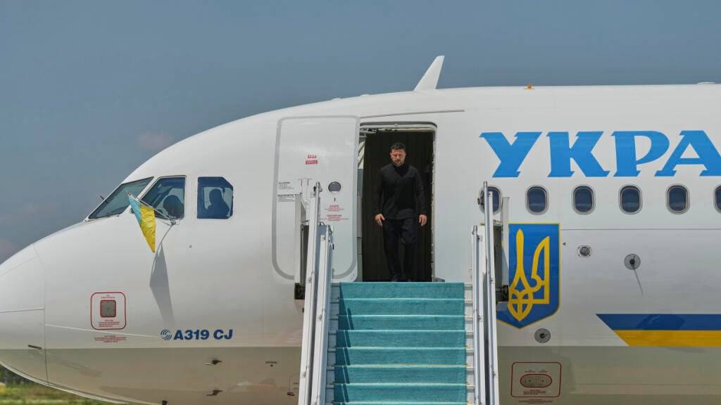 Ukraines Präsident Wolodymyr Selenskyj kommt im Flugzeug auf dem Flughafen Esenboga in Ankara an. Foto: Evgeniy Maloletka/AP/dpa