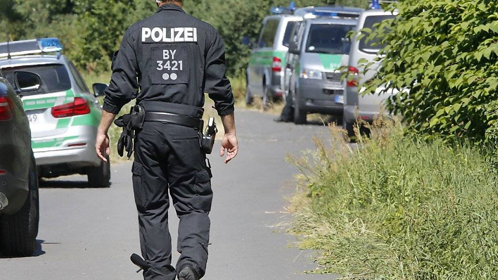 Polizisten in der Nähe des Tatorts in Würzburg.
