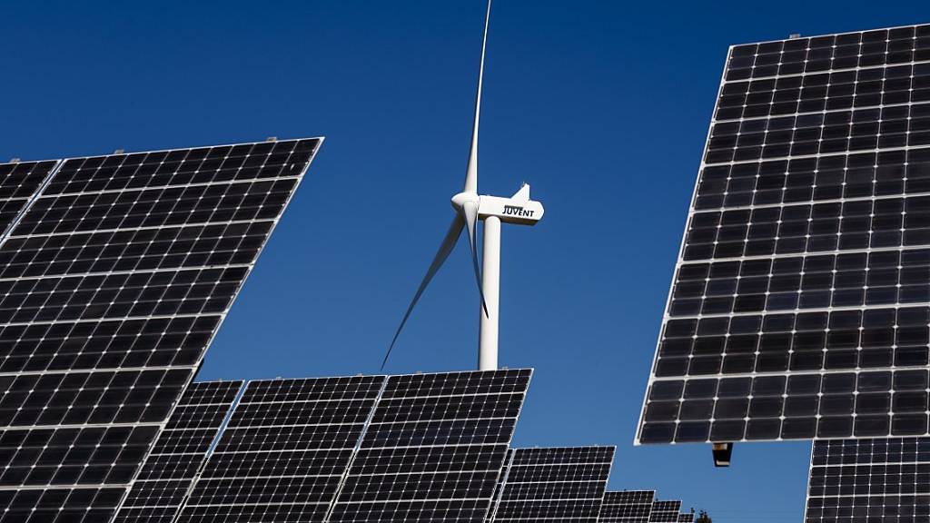 Bis 2050 will der Kanton Waadt die Hälfte des Energiebedarfs aus erneuerbaren Energien wie Solarzellen, Holz, Geothermie, Wärmepumpen oder Windenergie gewinnen. (Archivbild)