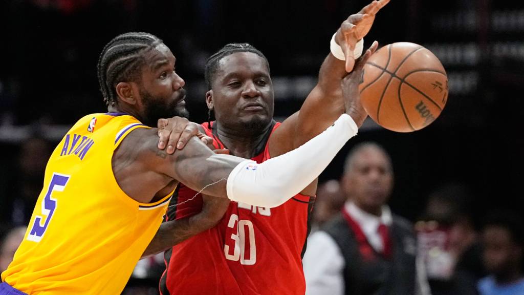 Clint Capela (Nummer 30) lässt den Gegenspieler nicht vorbeiziehen