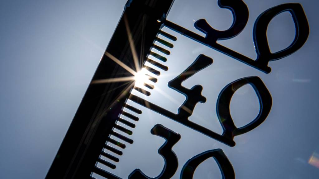 ARCHIV - Vor einem wolkenlosen blauen Himmel zeigt ein Außenthermometer bereits am Vormittag über 30 Grad Lufttemperatur an. Foto: Jens Büttner/dpa