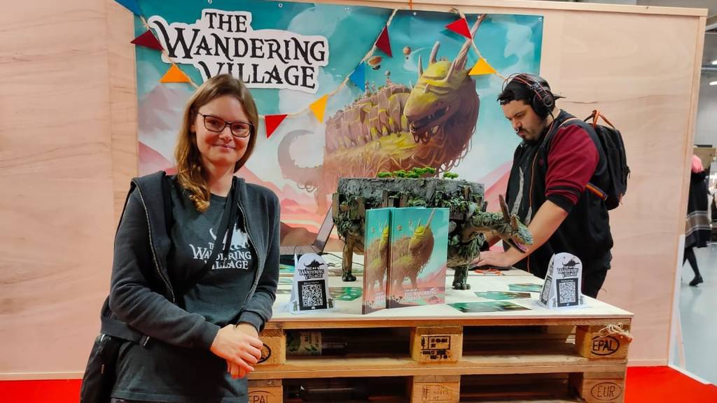 Philomena Schwab am Stand von «The Wandering Village» am HeroFest 2022 in Bern.